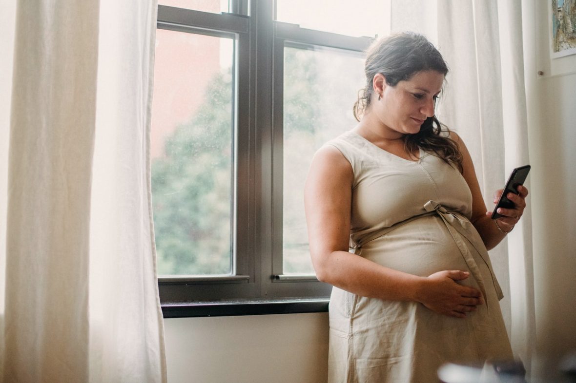 Schwangere mit Smartphone