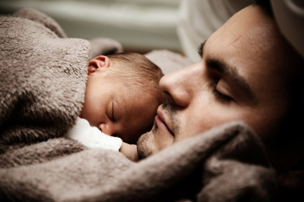 Schlafender Vater mit Baby
